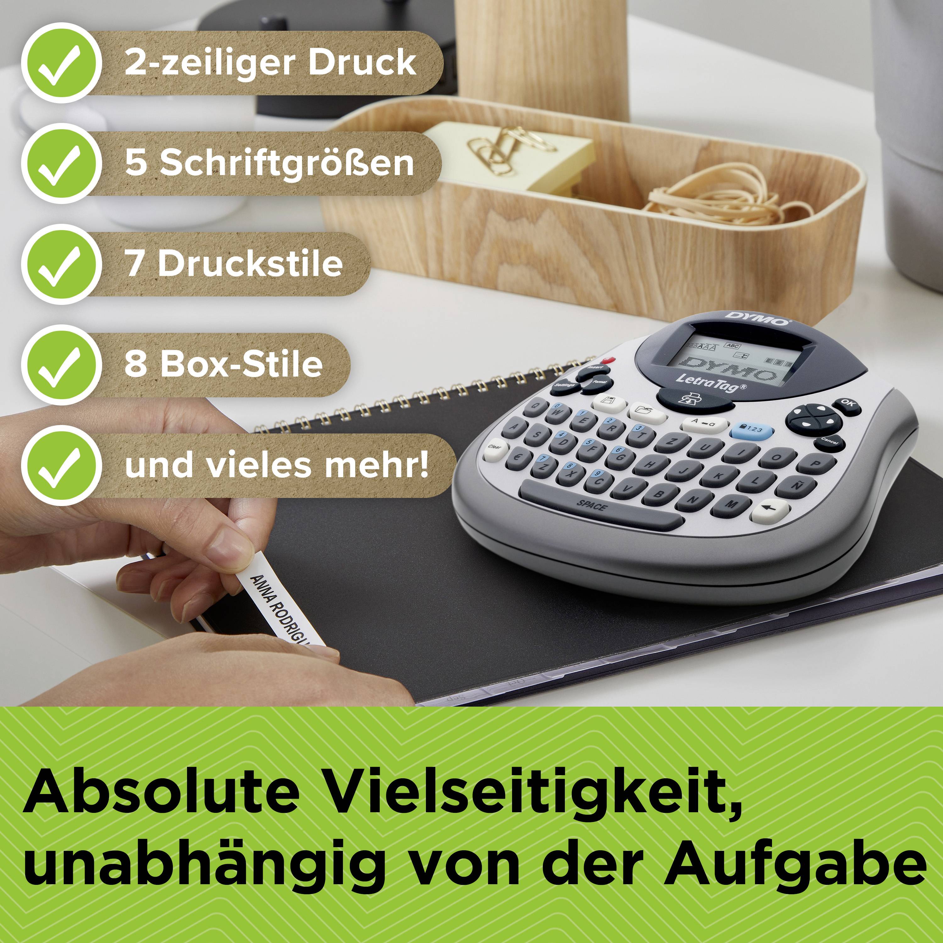 'Absolute Vielseitigkeit, unabhängig von der Aufgabe' steht am unteren Rand. Im Vordergrund ist ein Etikettendrucker zu sehen.
