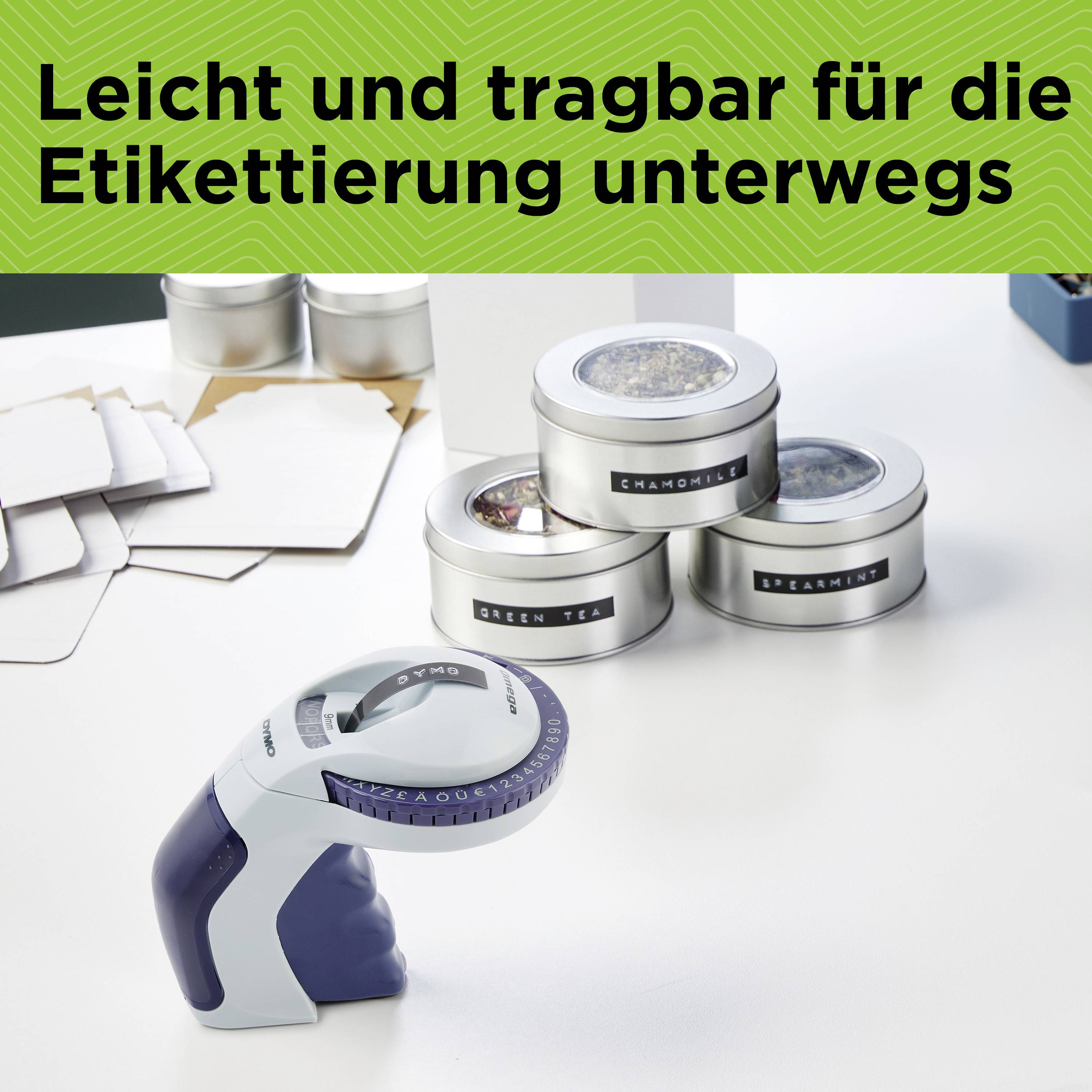 Ein Handetikettiergerät auf einem Tisch mit verschiedenen Teedosen. Oben steht: 'Leicht und tragbar für die Etikettierung unterwegs'.