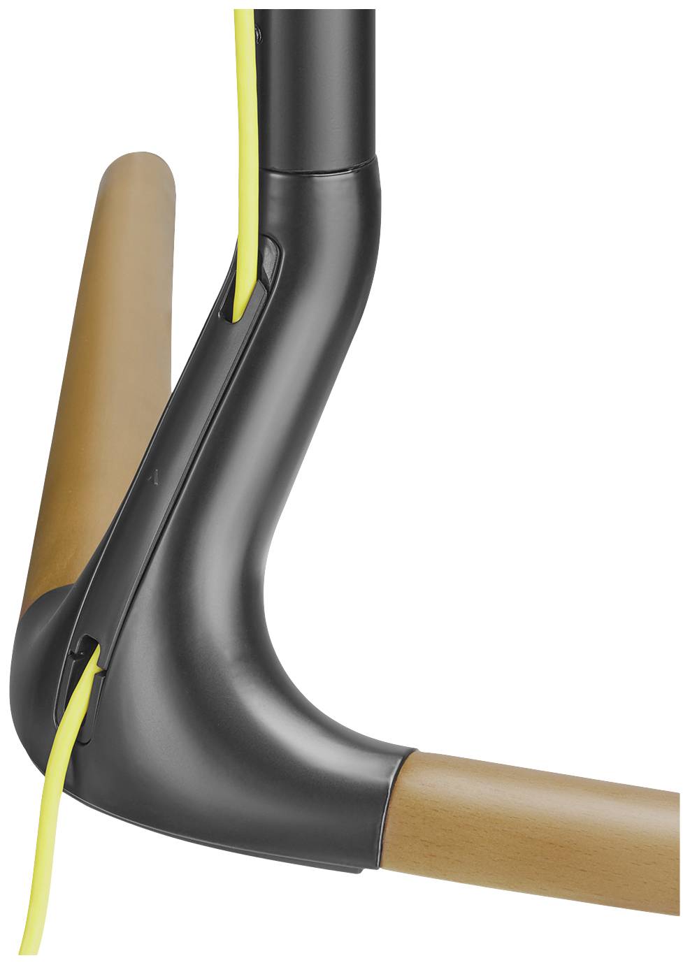 Detailaufnahme eines Schirmständers mit modernem Design, schwarzem Metall und hölzernem Griff. Ein gelbes Kabel verläuft entlang der Struktur.