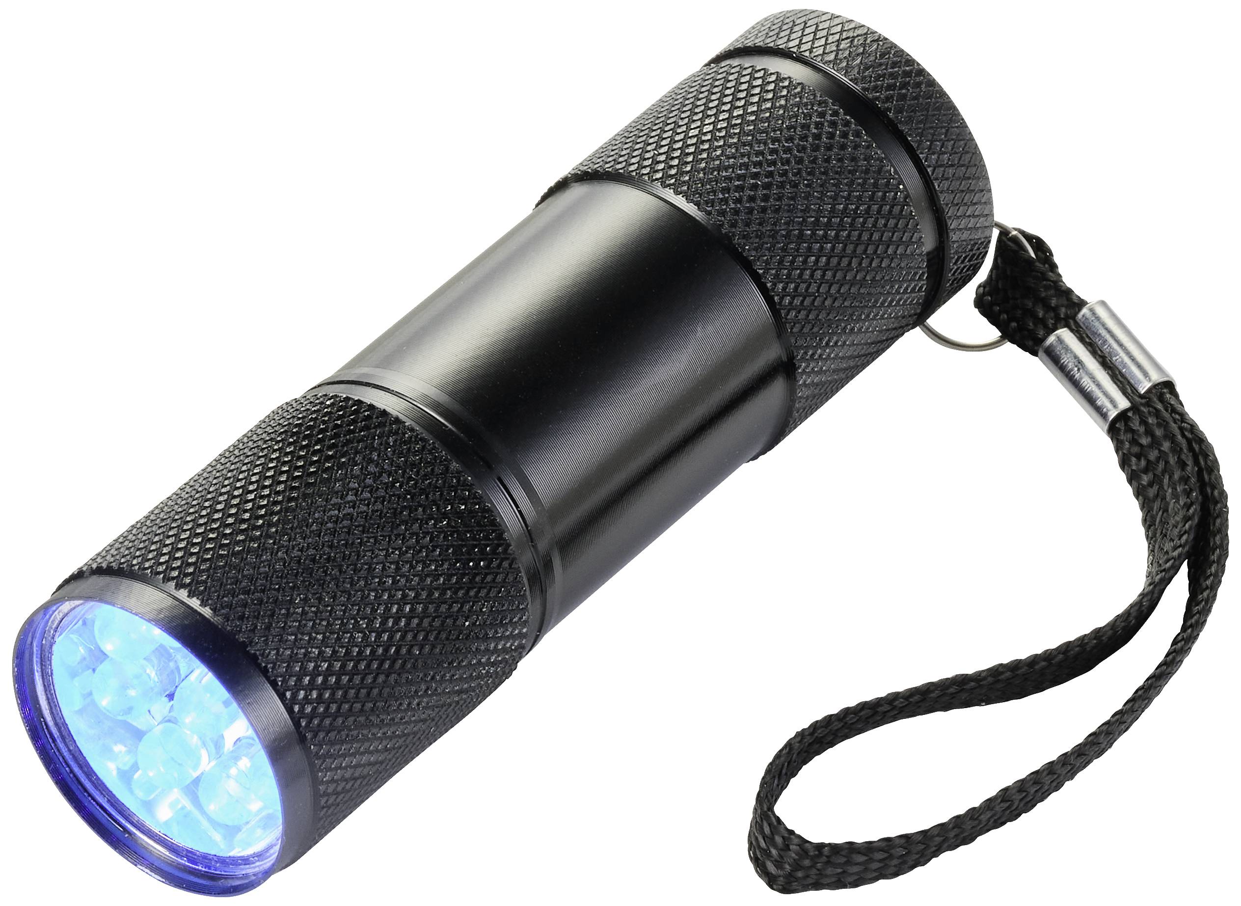 Eine schwarze Taschenlampe mit blauer LED-Beleuchtung liegt auf weißem Hintergrund. Sie hat eine Handschlaufe rechts.