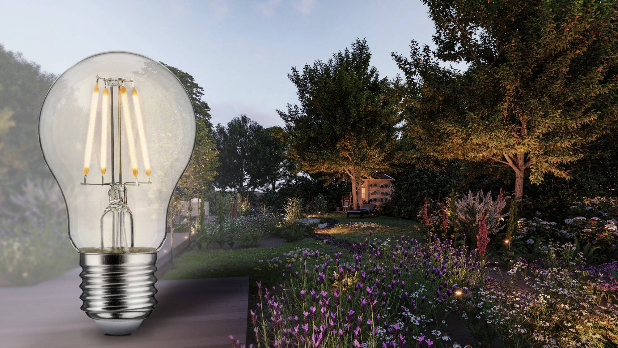 Eine Glühbirne überlagert ein beleuchteter Garten bei Sonnenuntergang, mit blühenden Blumen und Bäumen, die warmes Licht abgeben.