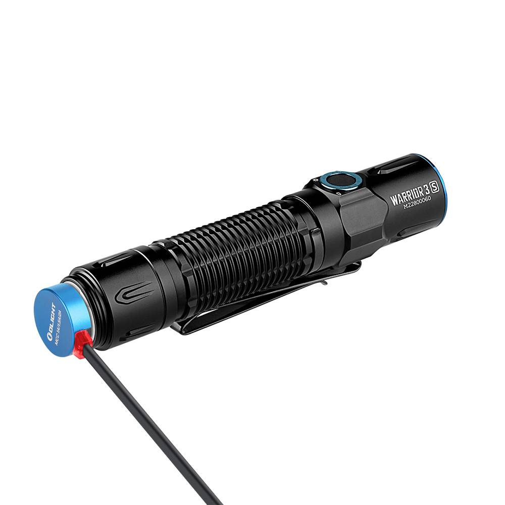Eine schwarze Taschenlampe mit geriffeltem Griff liegt seitlich. Eine blaue Kappe mit Aufdruck ist angebracht. Ein Kabel ist verbunden.
