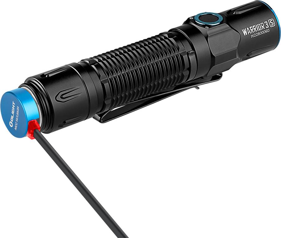 Eine schwarze Taschenlampe mit geriffeltem Griff und blauem Knopf, auf der 'Warrior 3S' und 'H22100650' steht. Ein Ladegerät ist angeschlossen.