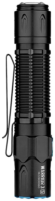 Schwarze Taschenlampe mit geriffeltem Griff und seitlichem Clip, stehend.