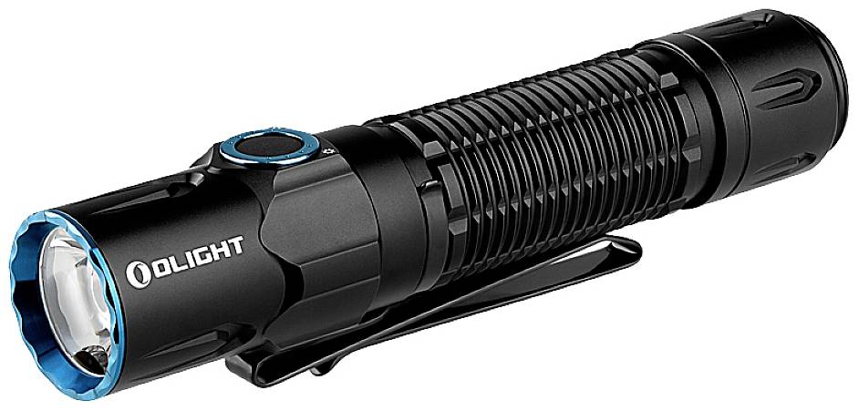 Eine schwarze Taschenlampe mit blauem Ring um den Einschaltknopf, seitlichem Clip und geriffeltem Griff.