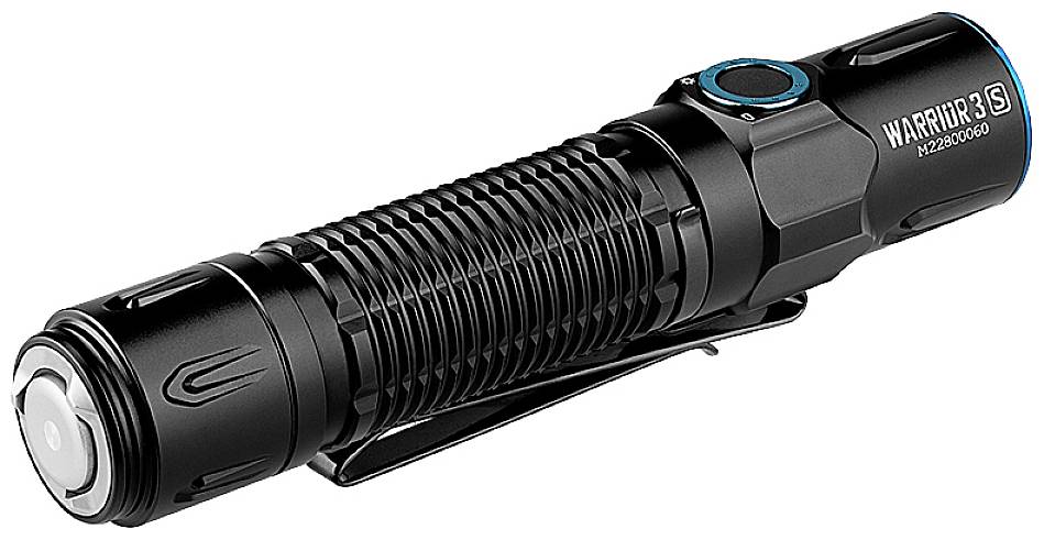 Eine schwarze Taschenlampe mit geriffeltem Griff und blauem Knopf. Auf der Seite steht 'Warrior 3S'.