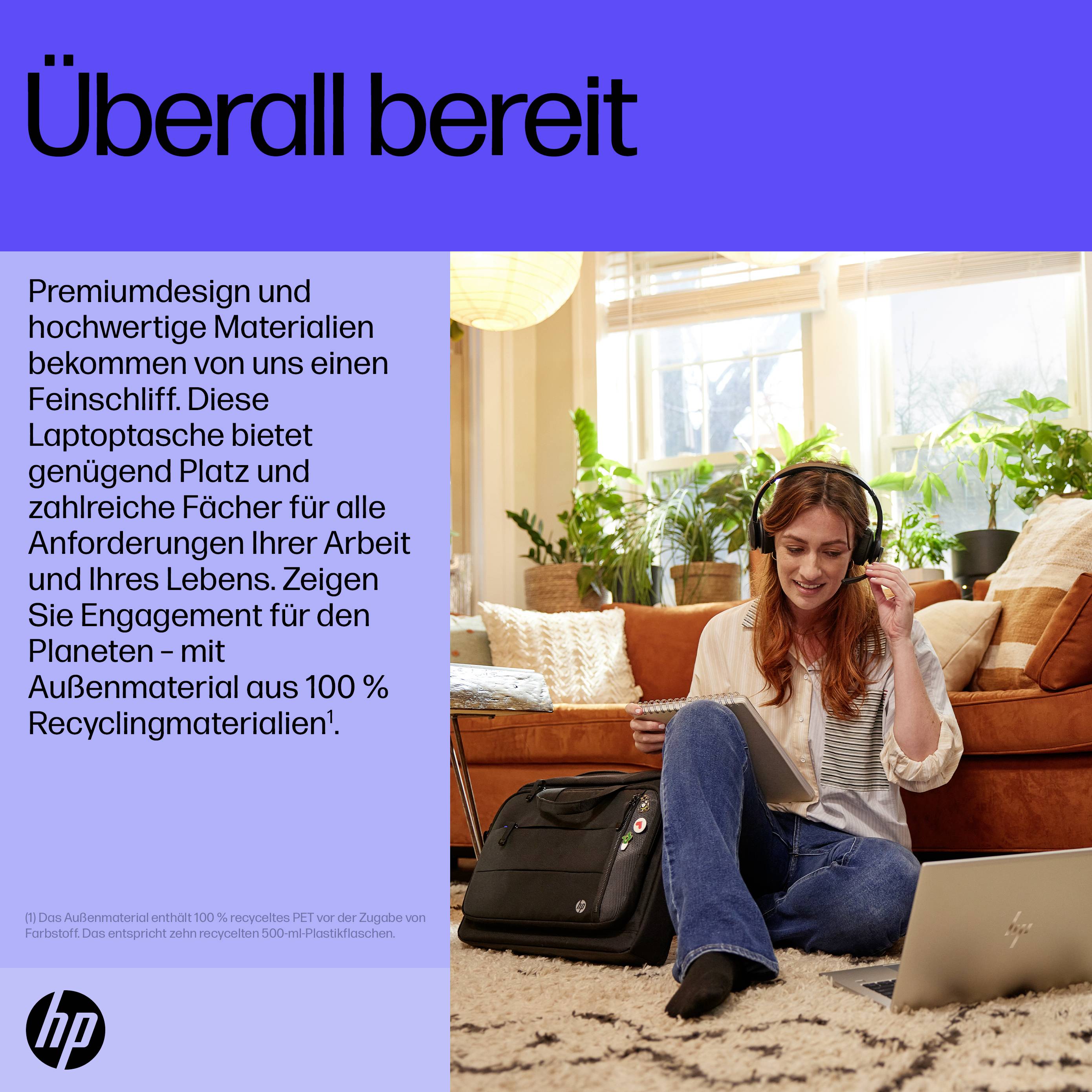 Eine Frau sitzt lächelnd auf dem Boden neben ihrem Laptop und einer Umhängetasche im Wohnzimmer; Überschrift: 'Überall bereit'.