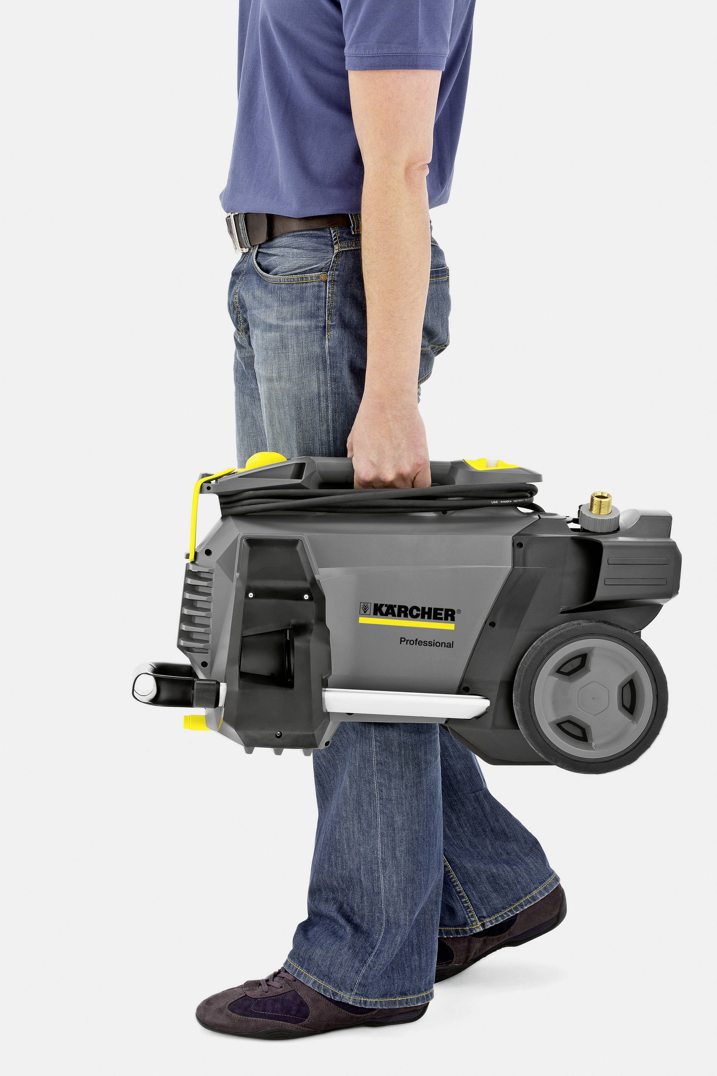 Eine Person trägt einen kompakten Hochdruckreiniger von Kärcher mit gelben Akzenten am Griff.