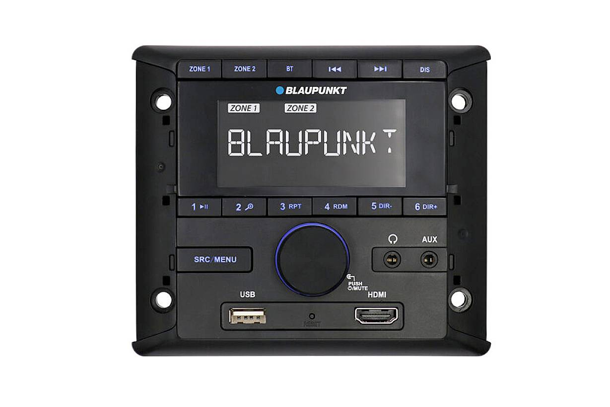 Stereoanlage mit Display und großer Lautstärkeregler. Marke 'Blaupunkt'. Anschlüsse für USB, AUX, und HDMI vorhanden.
