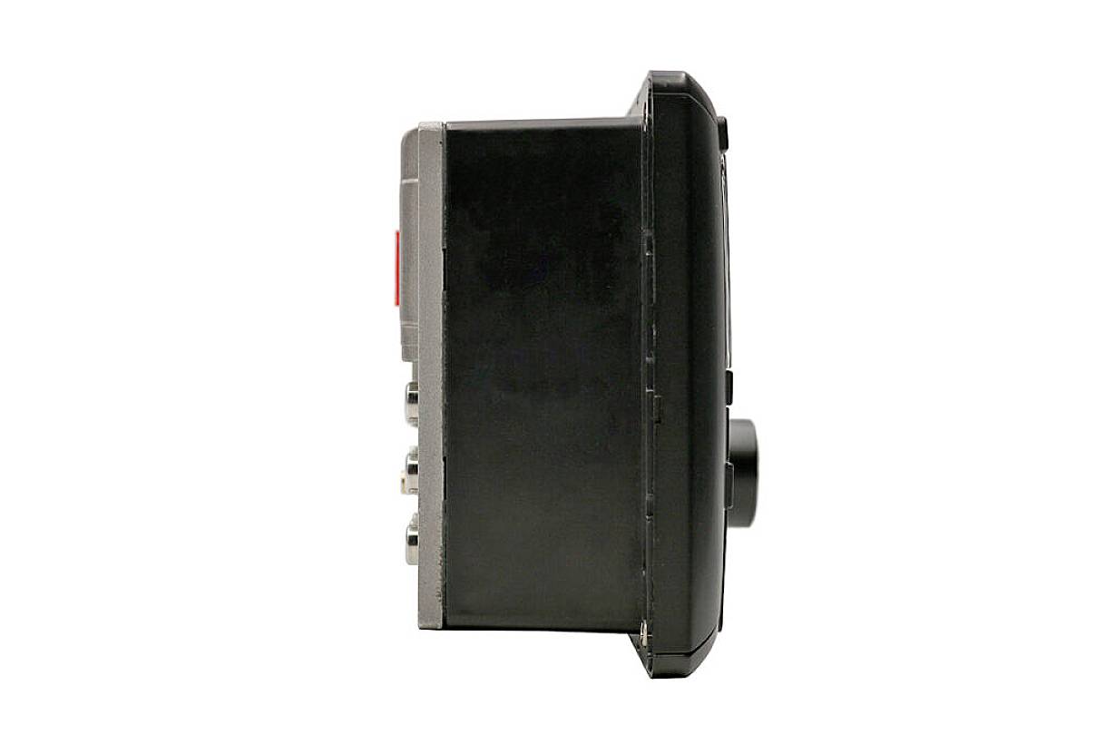 Elektronisches Gerät von der Seite mit mehreren Anschlussbuchsen sichtbar. Schwarzes Gehäuse mit rotem Akzent.