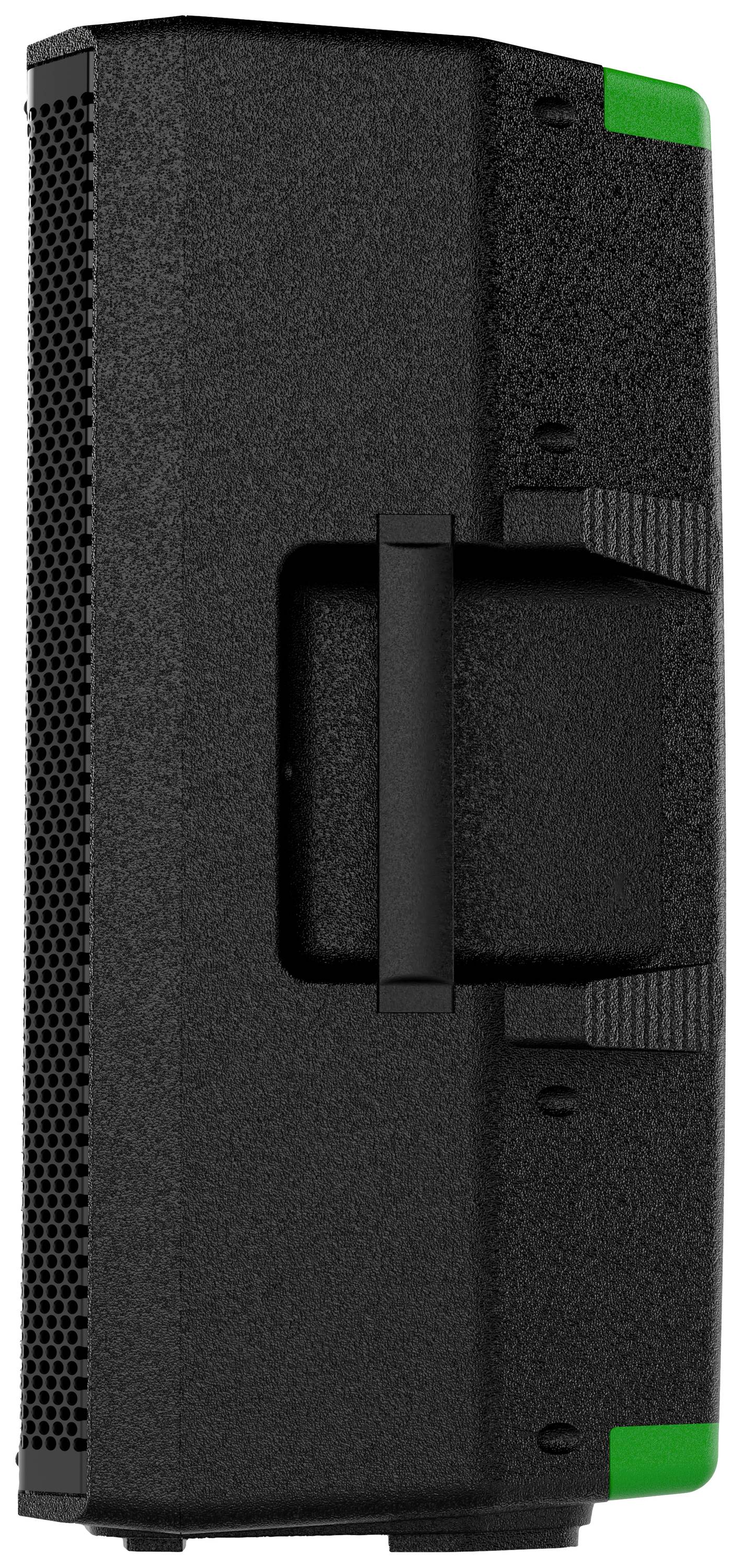 Seitliche Ansicht eines schwarzen, rechteckigen Lautsprechers mit grünem Akzent an der Oberkante. Sichtbar sind Griffe und Lüftungsschlitze.