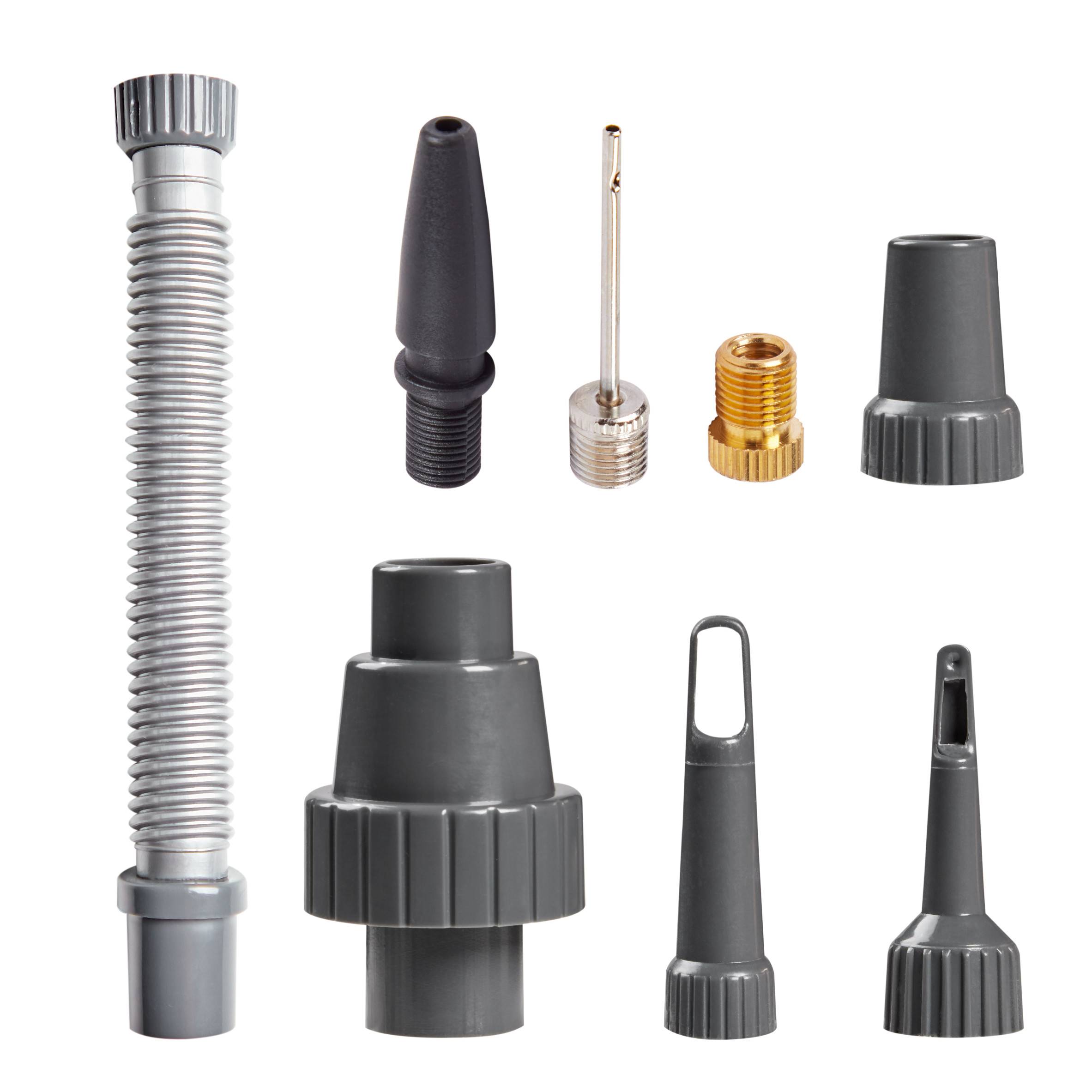 Verschiedene Staubsaugerdüsen und Adapter in verschiedenen Formen und Materialien, geeignet für unterschiedliche Reinigungsbedarfe.