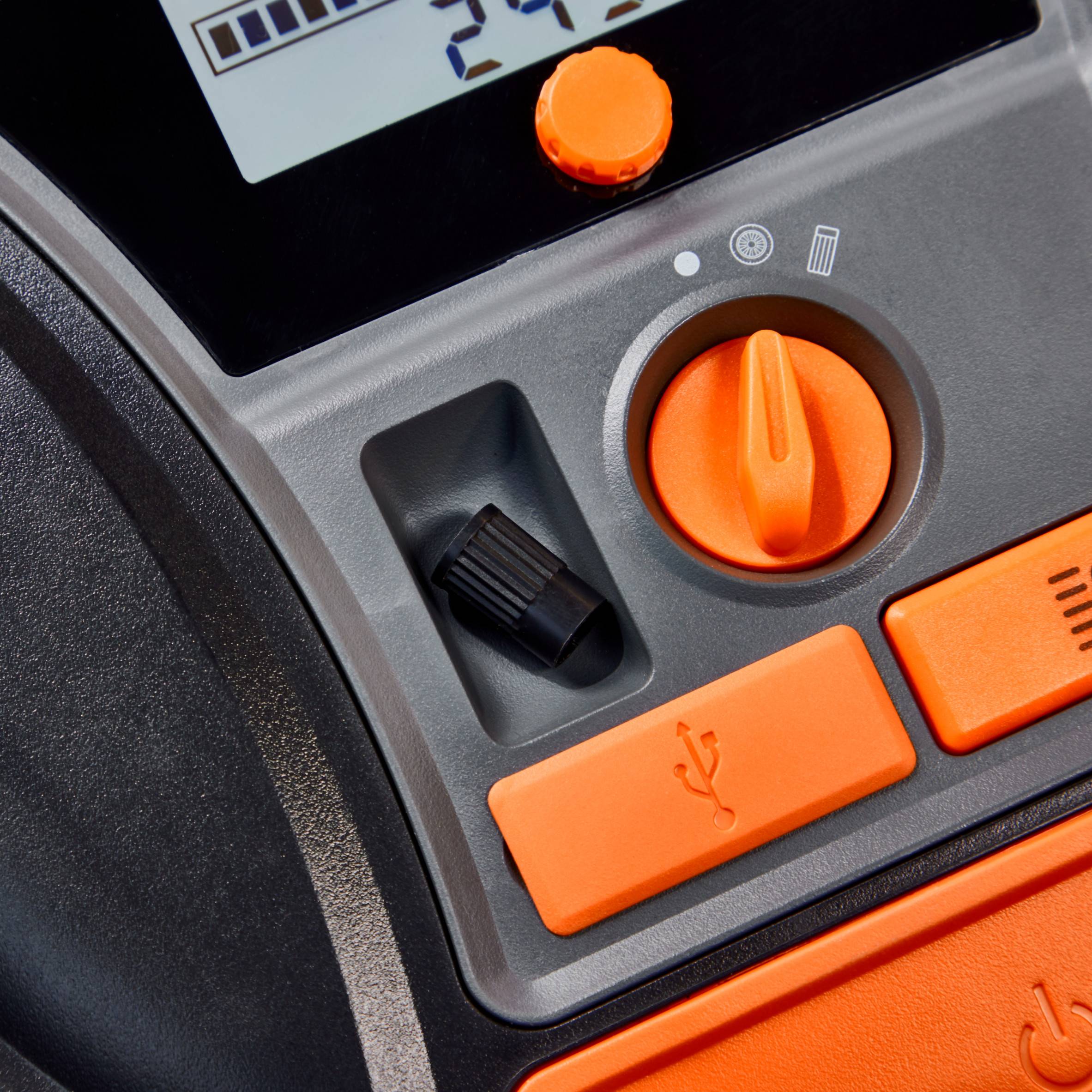 Bedienfeld eines elektronischen Geräts mit Display, Drehknopf, USB-Anschluss und Schalter. Geräteanzeige zeigt '345'.