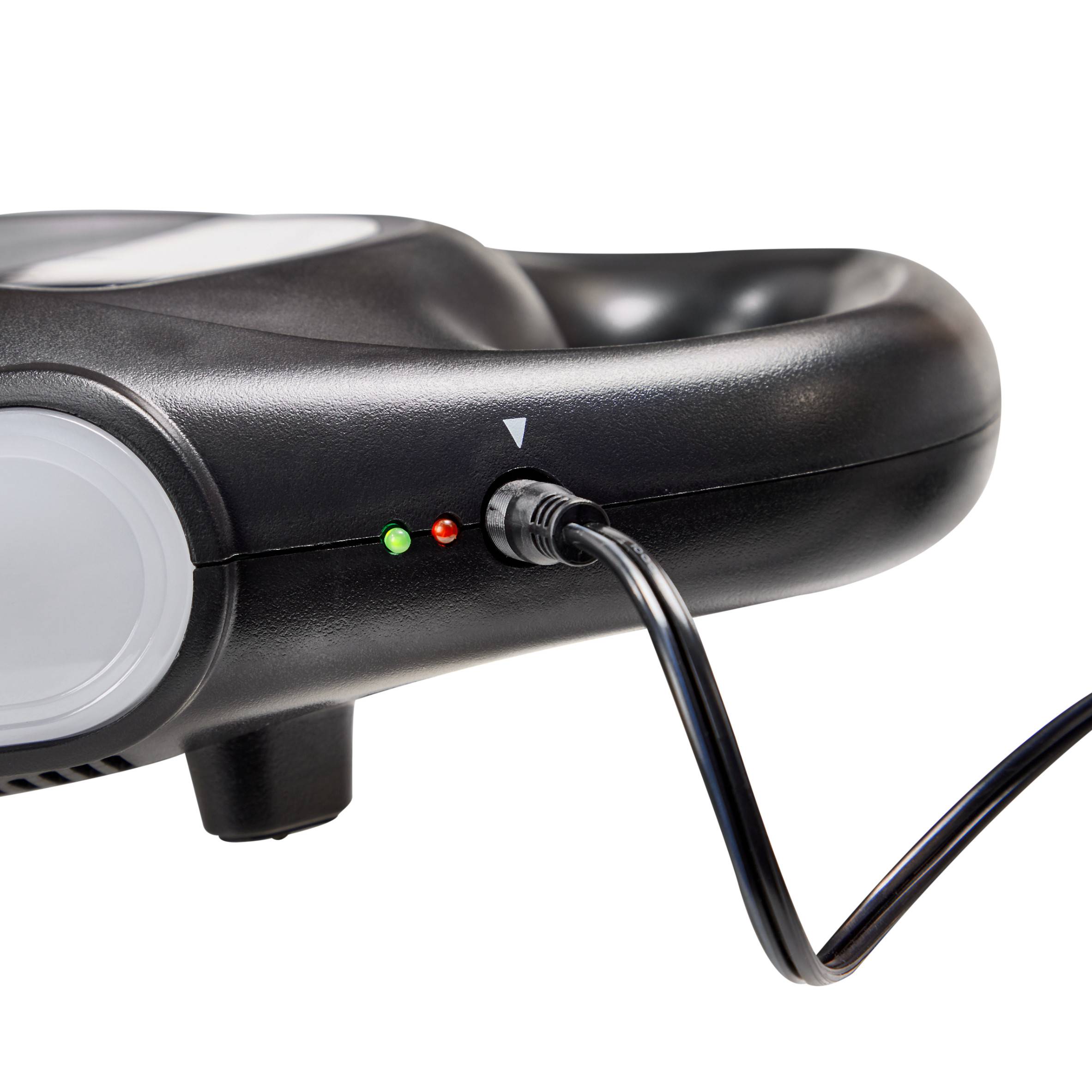 Ein schwarzes elektronisches Gerät mit einem Ladekabel. Zwei LED-Lichter, grün und rot, zeigen den Ladestatus an.