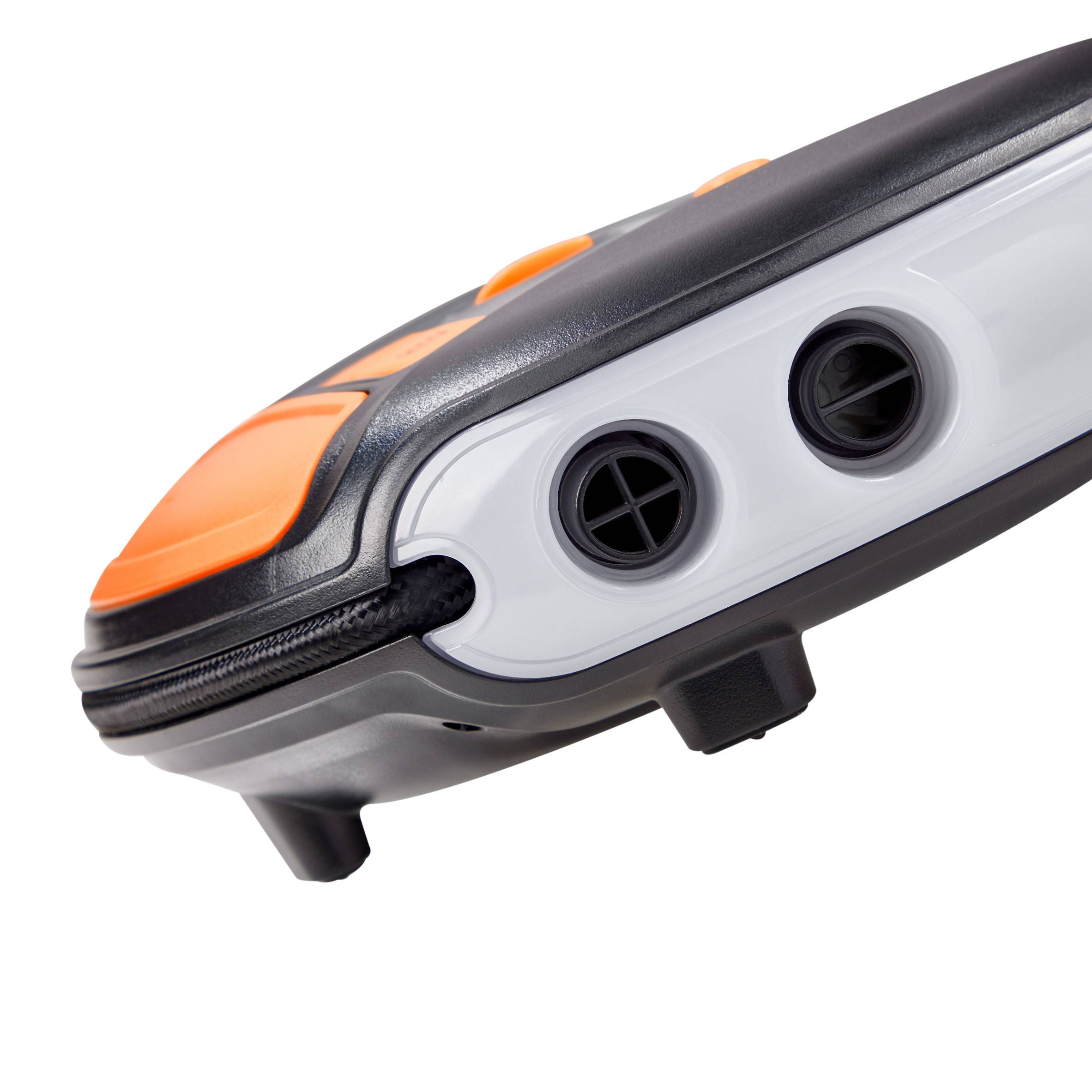 Ein Winkelansicht eines elektronischen Geräts mit orangem und schwarzem Gehäuse, zwei runden Öffnungen und einem Bedienknopf.