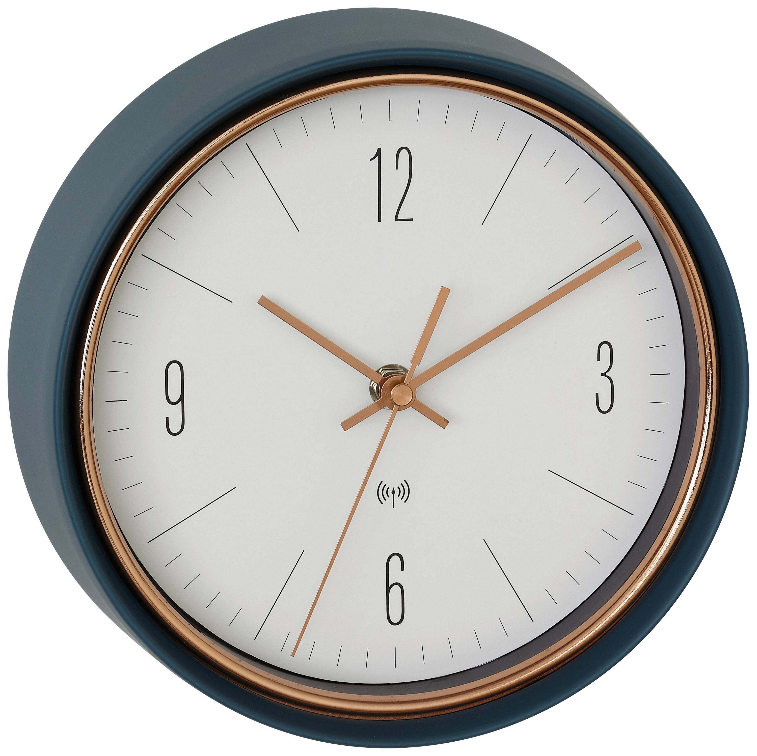Eine runde Wanduhr mit weißem Zifferblatt, kupferfarbenem Rahmen und Zeigern, zeigt die Uhrzeit 10:10 Uhr.