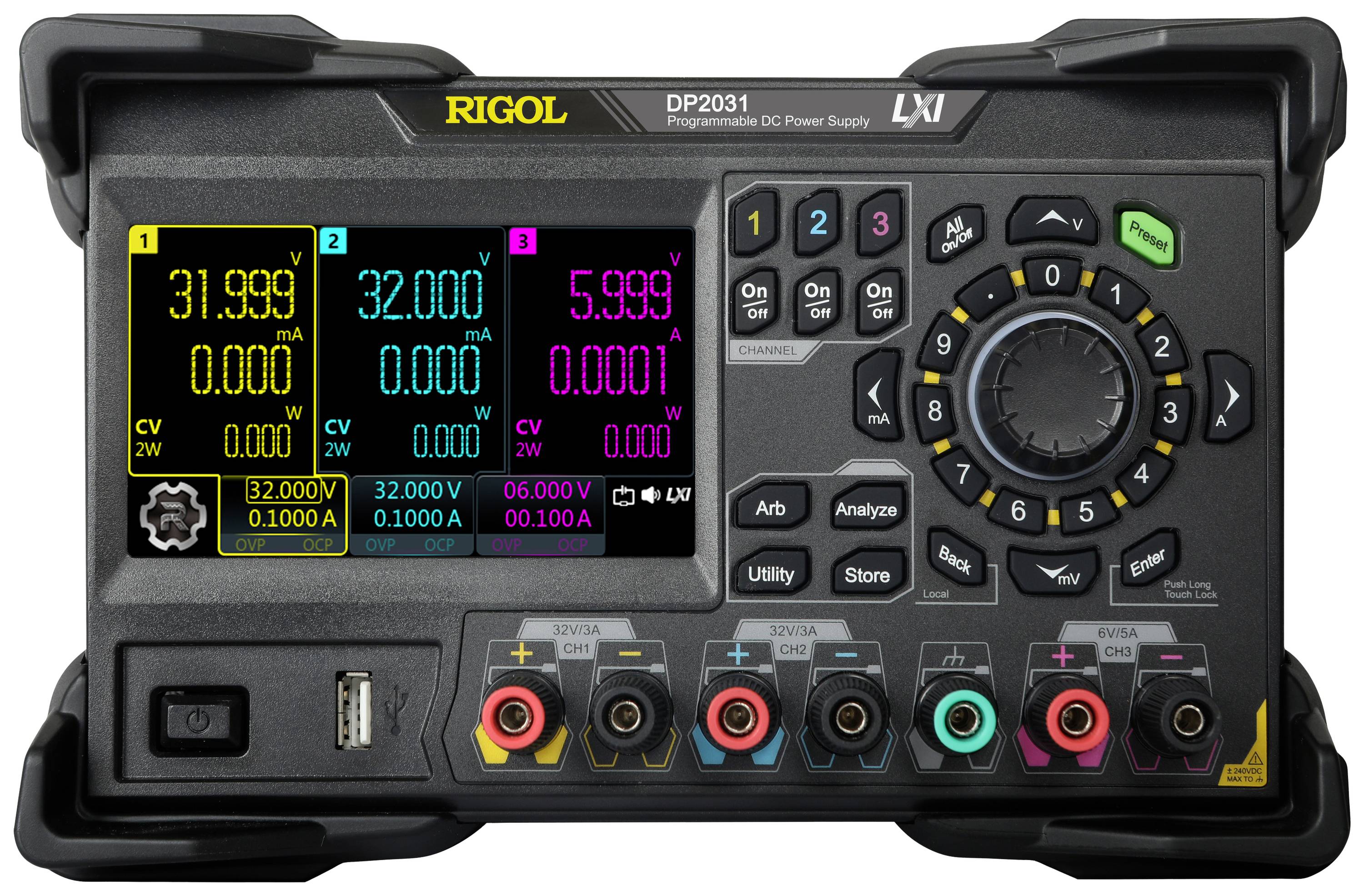 Ein Rigol DP2031 programmierbares DC-Netzgerät mit digitalem Display zeigt Spannungen, Ströme und Leistungsmessungen in drei Kanälen.