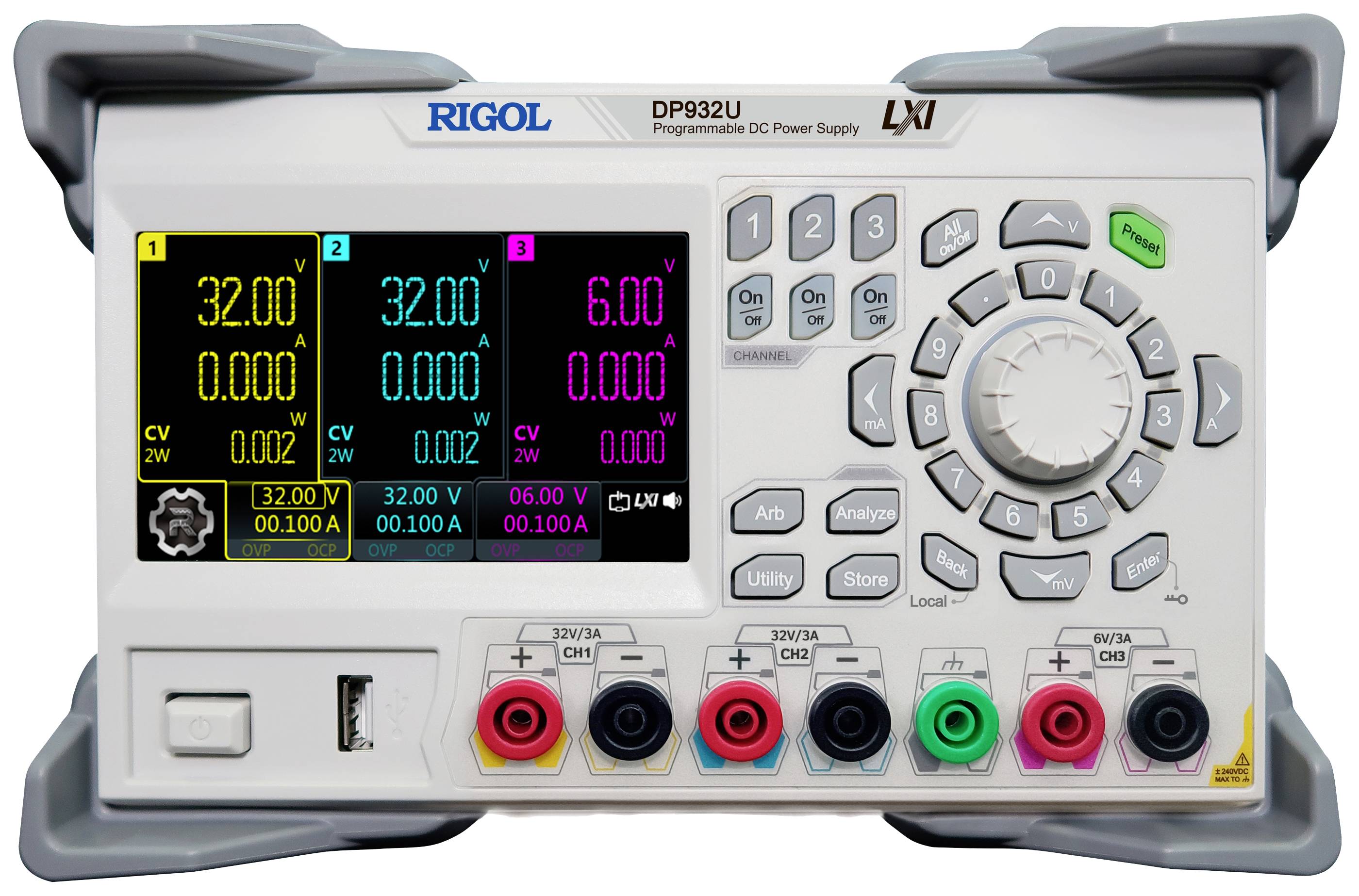 Ein digitales Multimeter mit Farbdisplay zeigt Messwerte für Spannung, Strom und Leistung auf drei Kanälen. Steuerelemente und Anschlüsse darunter.