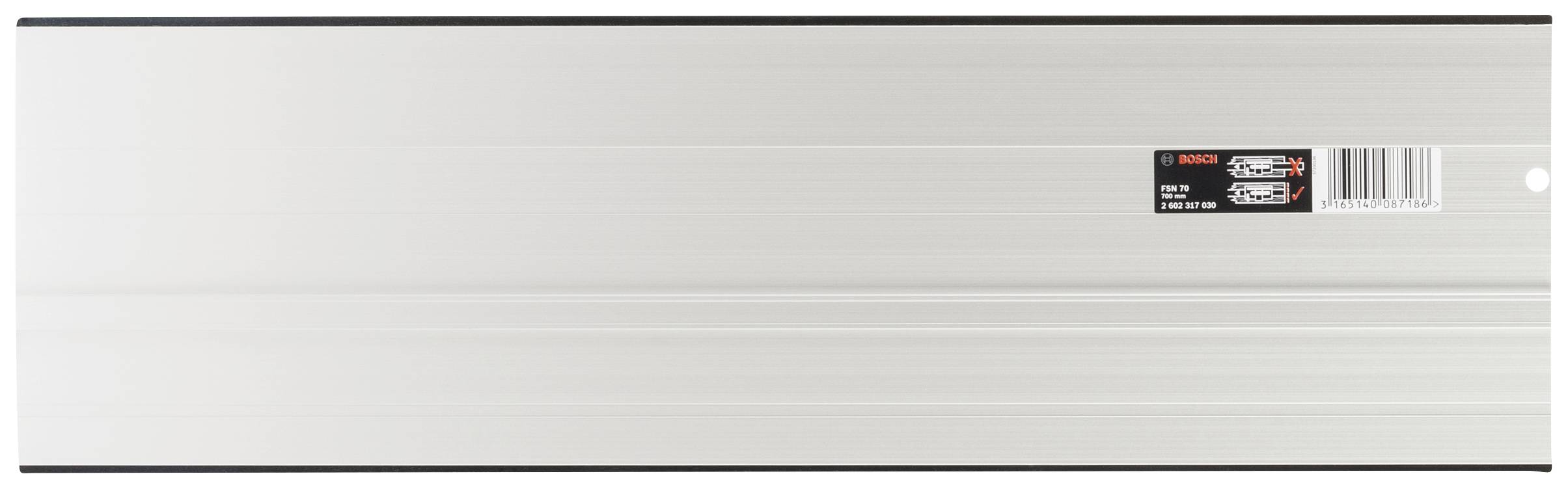 Metallschiene mit Etikett und Barcode auf der rechten Seite, horizontal ausgerichtet für präzise Messungen oder Bearbeitungen.