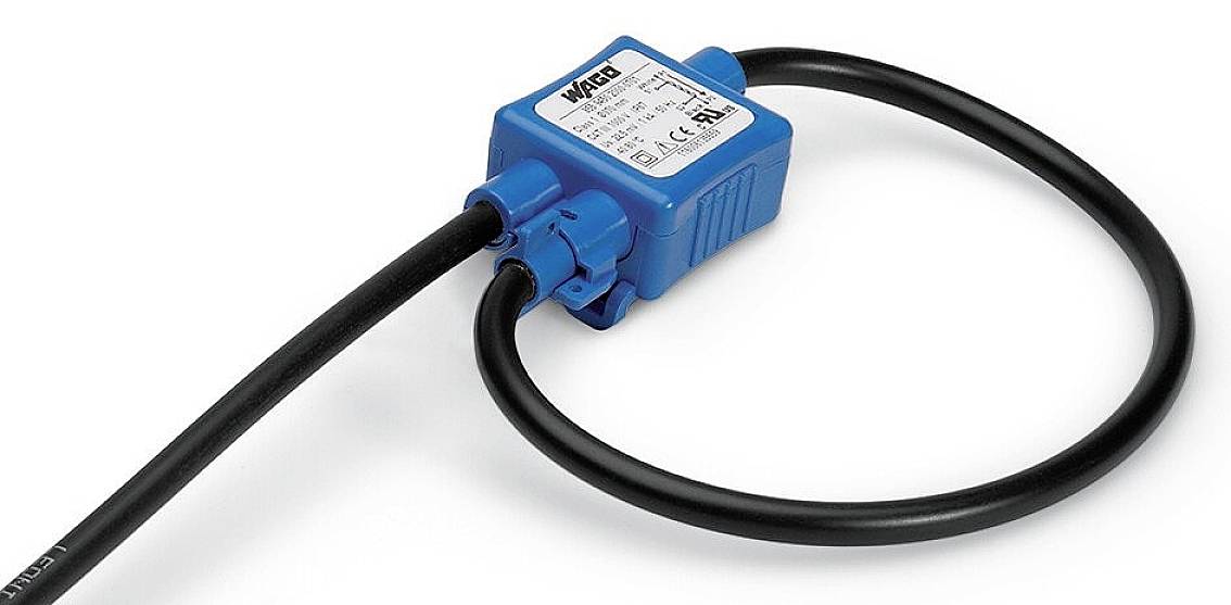 Blauer elektrischer Sensor mit Kabel, das in einer Schleife liegt. Der Sensor hat ein Etikett mit technischen Spezifikationen.