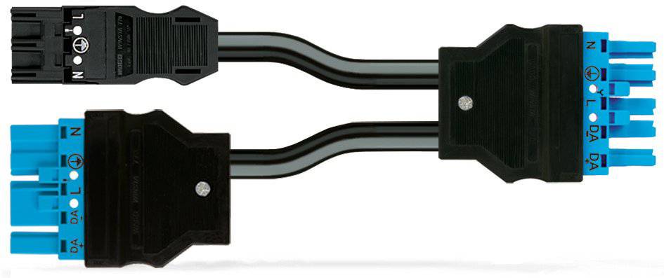 Ein schwarzes und blaues Kabel mit mehreren Steckern, die miteinander verbunden sind, auf weißem Hintergrund.