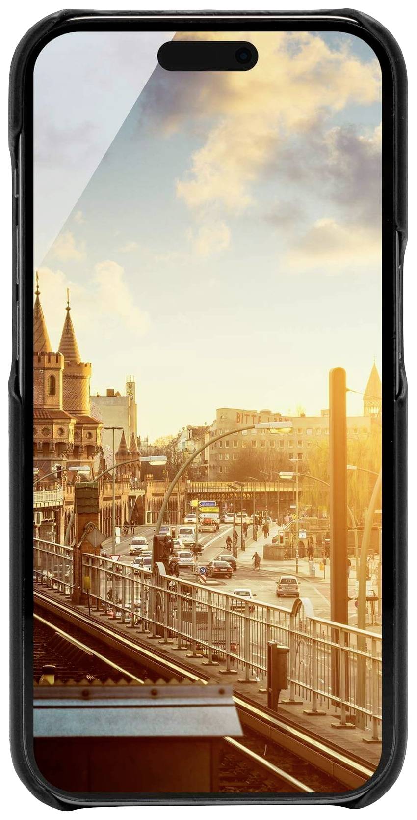 Smartphone-Display zeigt städtische Szenerie mit Sonnenuntergang und belebten Straßen. Ein Bahnhof und historische Gebäude sind sichtbar.