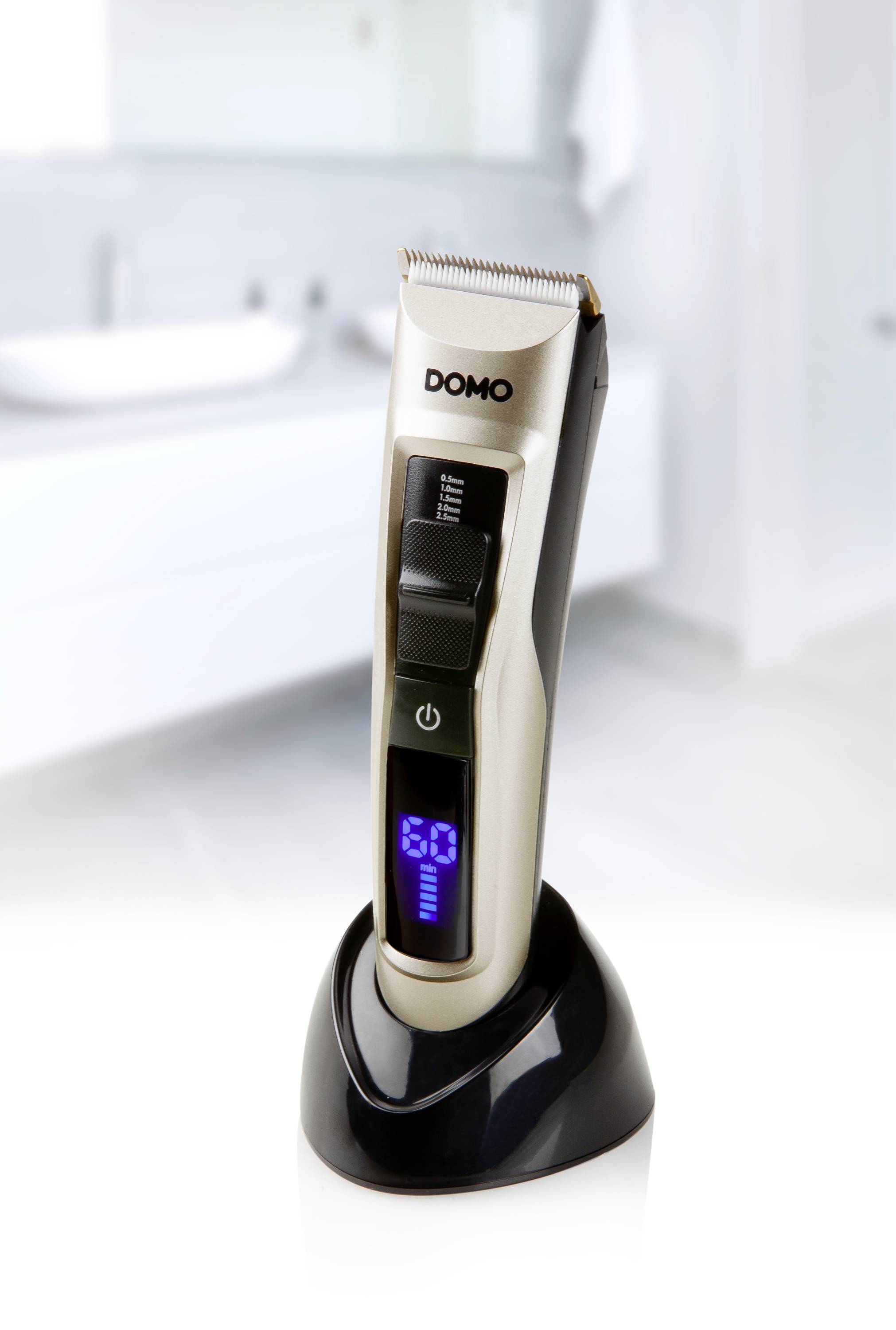 Elektrischer Haarschneider mit digitaler Anzeige auf Ladestation, im Hintergrund ein unscharfes Badezimmer.