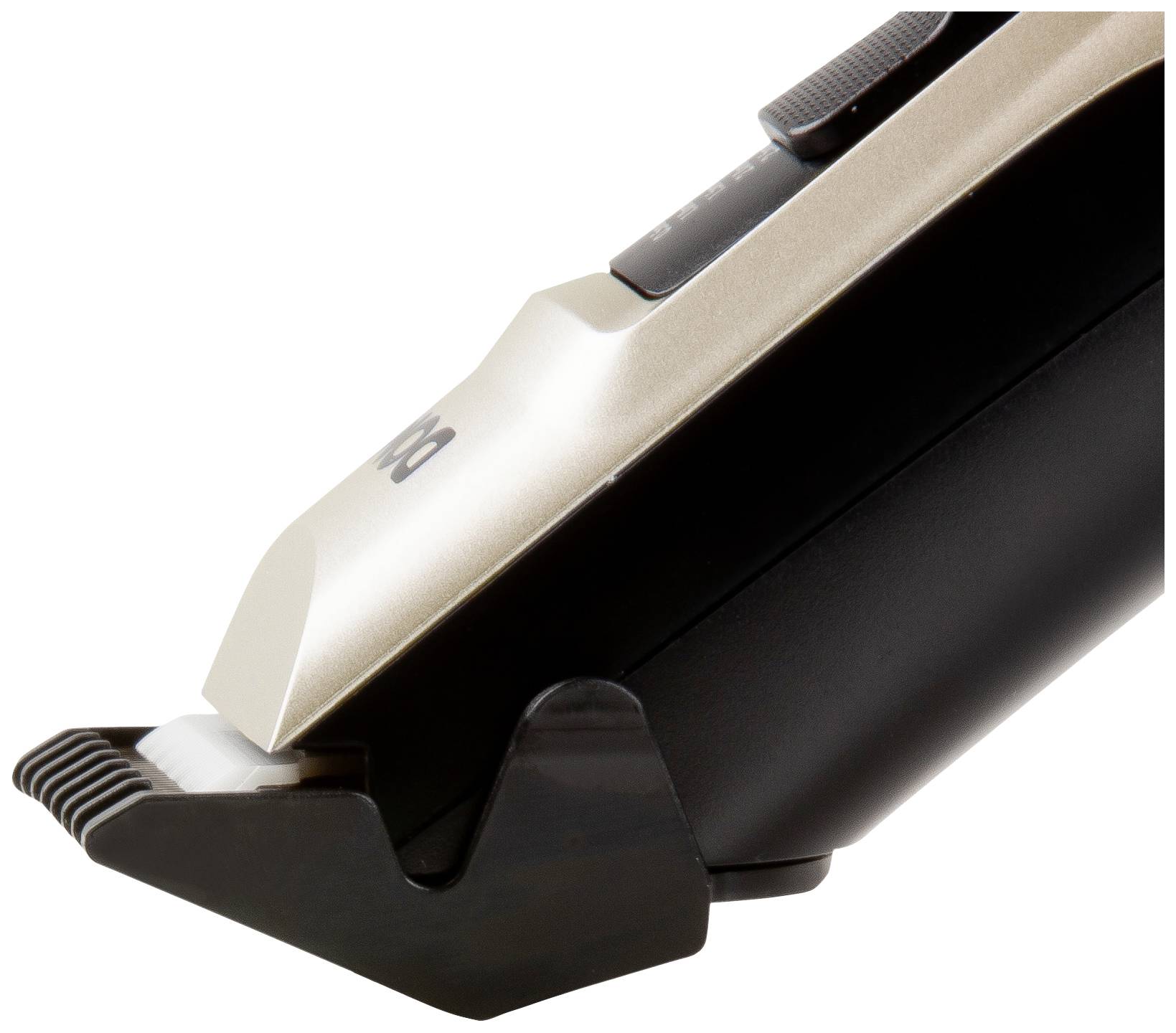 Elektrischer Haarschneider in Nahaufnahme, zeigt die Schneideklinge und den schwarzen Griff mit einem silbernen Akzent.