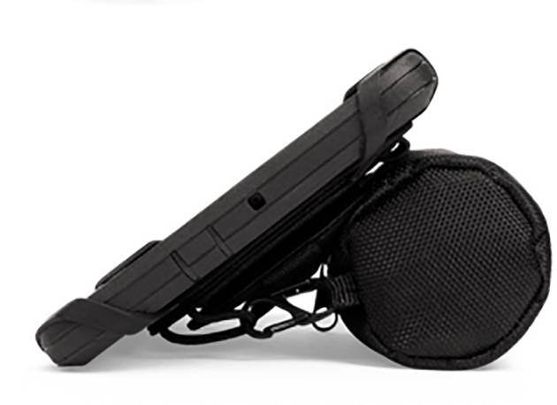 Seitliche Ansicht eines schwarzen, robusten Gerätes in einem Halter mit abgerundeten Kanten. Möglicherweise ein tragbares elektronisches Gerät.