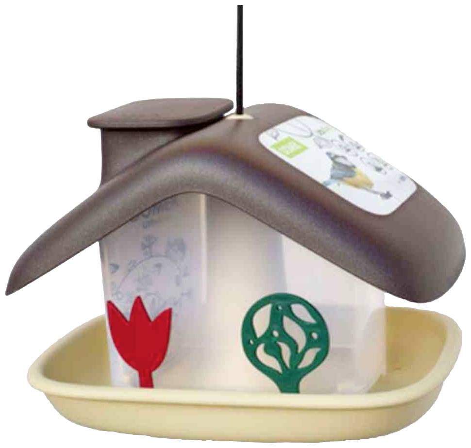 Ein Vogelfutterhaus in Form eines kleinen Hauses mit braunem Dach. Vorne sind eine rote Tulpe und ein grüner Baum abgebildet.