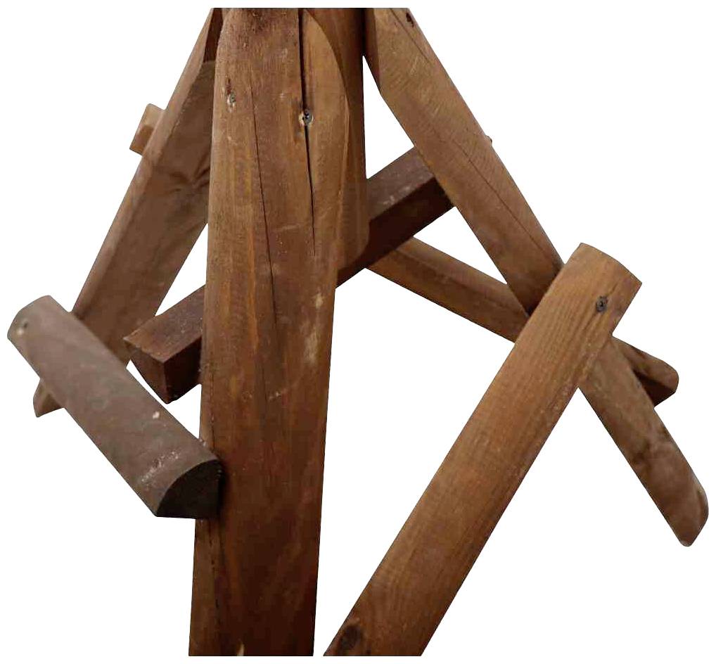 Ein Holzdreibein mit abgewinkelten Beinen, das für Tisch oder Bank verwendet werden kann. Rustikales Design, kein weiterer Kontext.