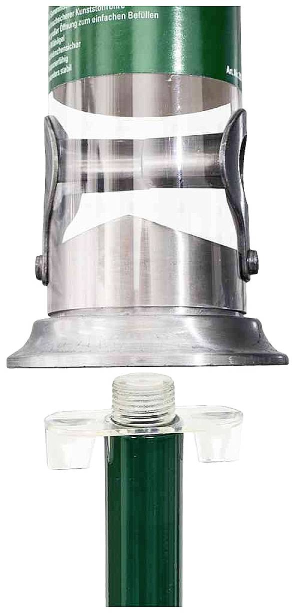 Grüner Futterspender für Vögel mit durchsichtigem Mittelteil zur Füllstandsanzeige, montiert auf einem grünen Pfahl mit Plastikhalter.