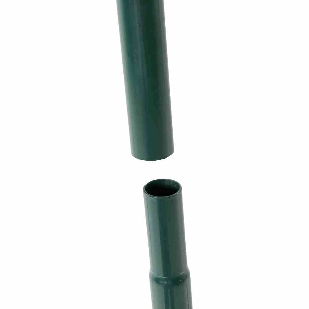 Zwei grüne Metallrohre, vertikal angeordnet. Die obere Hälfte des Bildes zeigt das Ende eines Rohrs, während das untere Rohr leicht geöffnet ist.