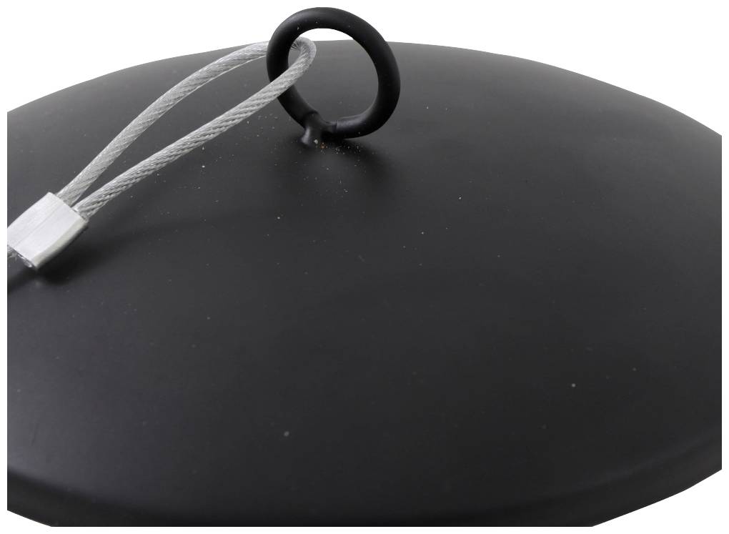 Runde schwarze Abdeckung mit Griff und Metallseil zur Befestigung, vor weißem Hintergrund.