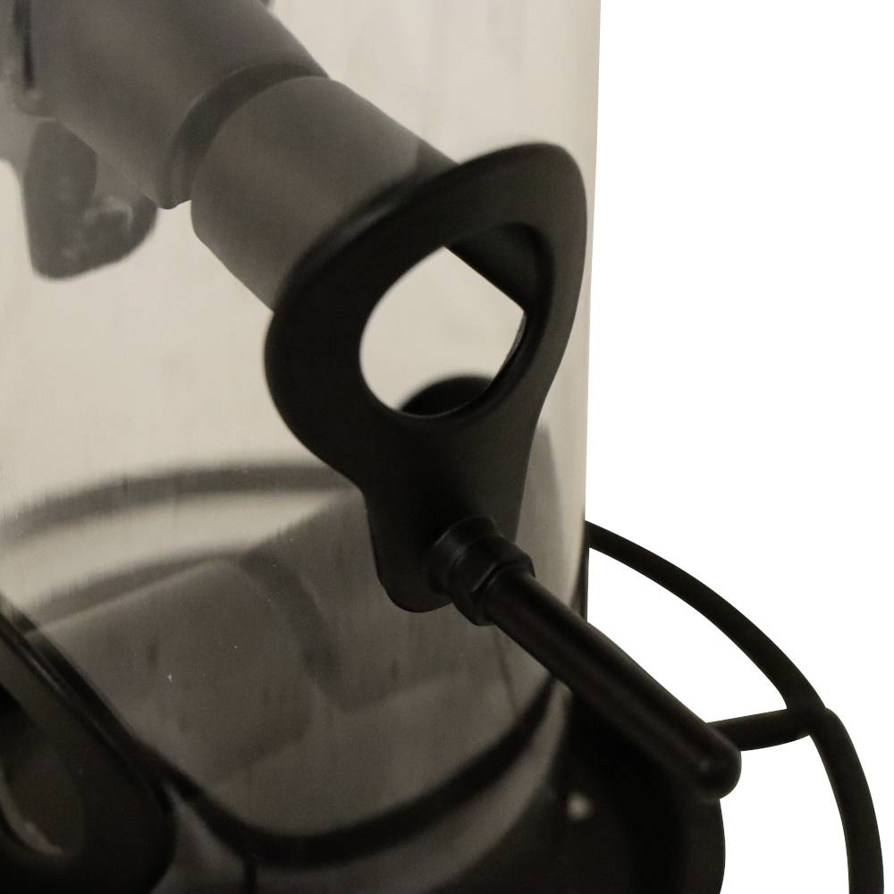 Ein schwarzer Schlüsselform-Griff ragt aus einem zylinderförmigen, transparenten Behälter heraus. Der Behälter hat Metallteile.