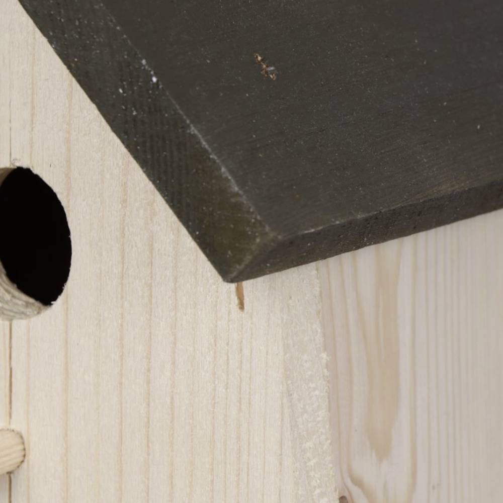 Nahaufnahme eines Holz-Nistkastens mit rundem Eingangsloch.