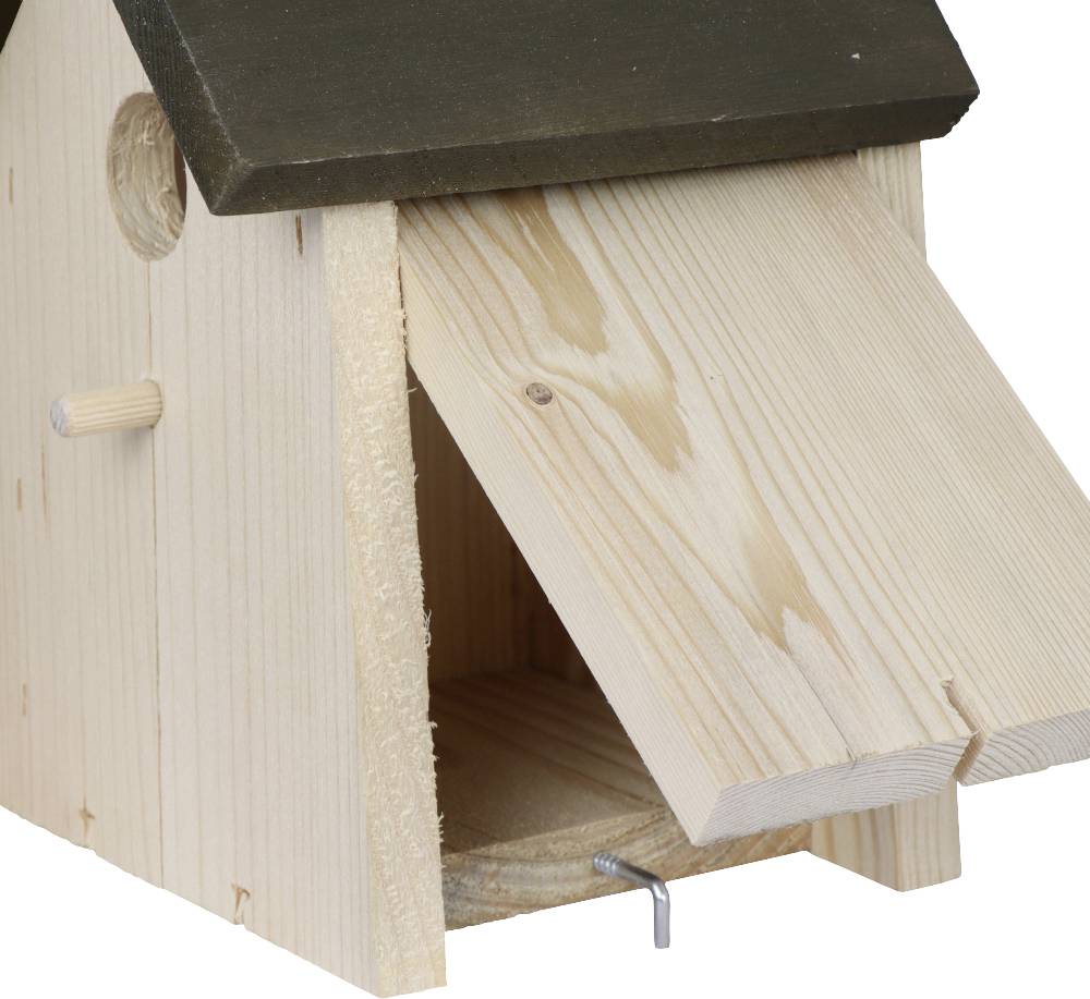 Holz-Vogelhaus mit schrägem Dach und offener Frontklappe. Ideal für kleinere Vogelarten, handgefertigt mit natürlichem Holz.