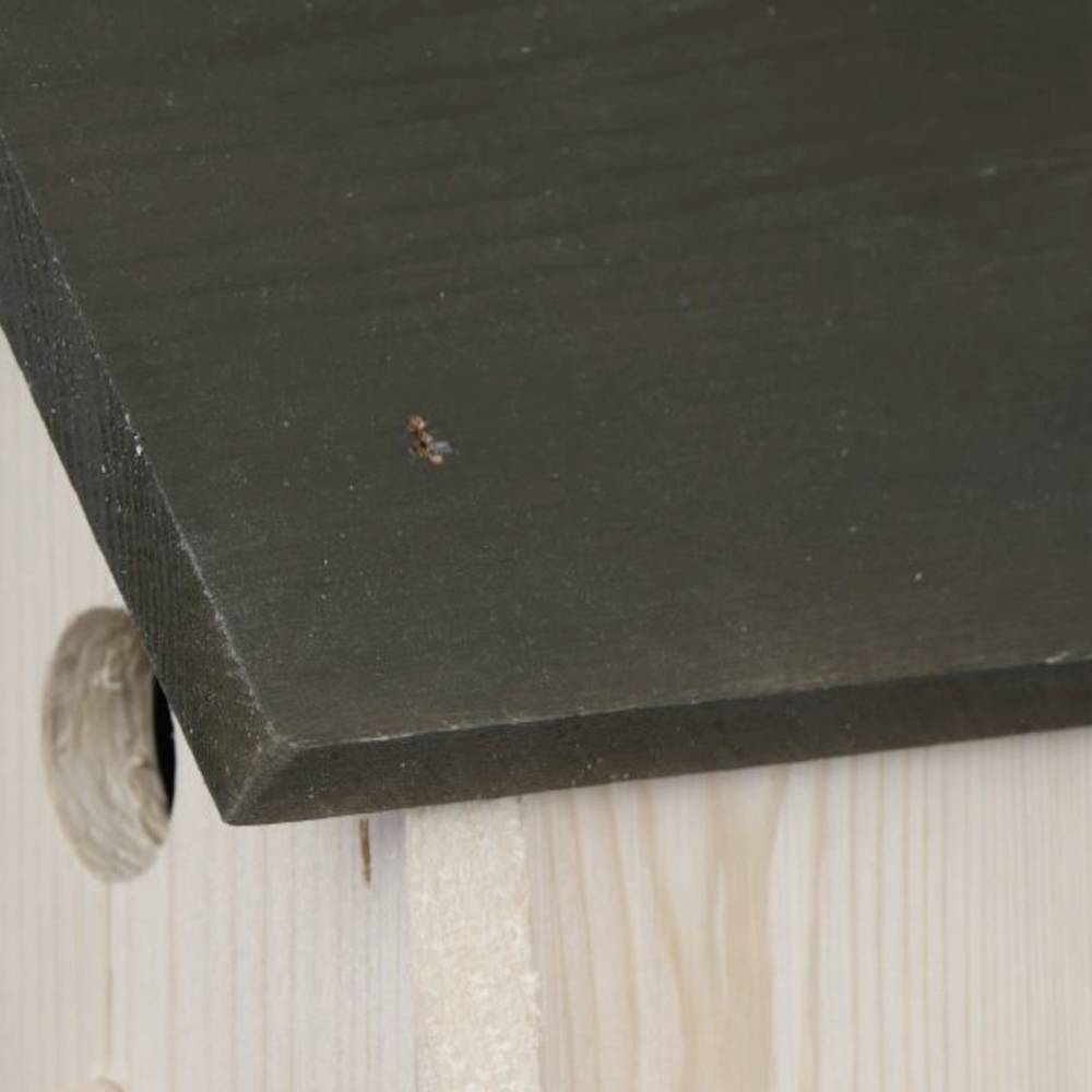Holzbretter mit einer dunklen, glatten Oberfläche, Teil eines handwerklichen Projekts in Nahaufnahme, Fokus auf Textur und Verarbeitung.