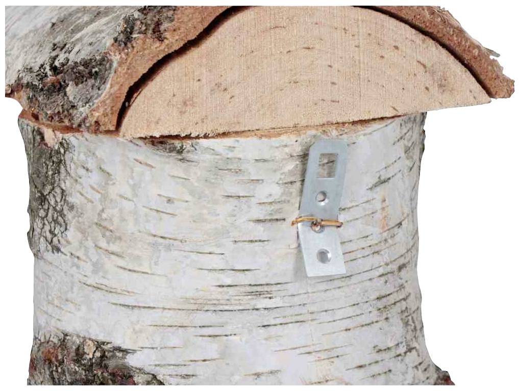 Ein Birkenstammstück mit einem abgeschrägten Dach, an dem ein Metallhaken befestigt ist.