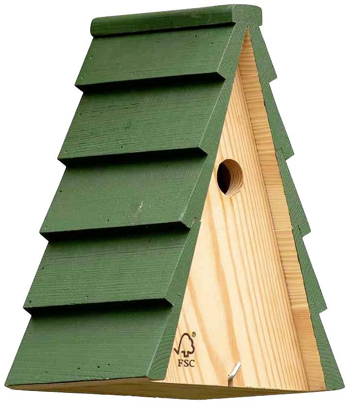 Ein dreieckiger Nistkasten aus Holz mit grünem Dach und Eingang auf der Vorderseite. FSC-Logo unten rechts.