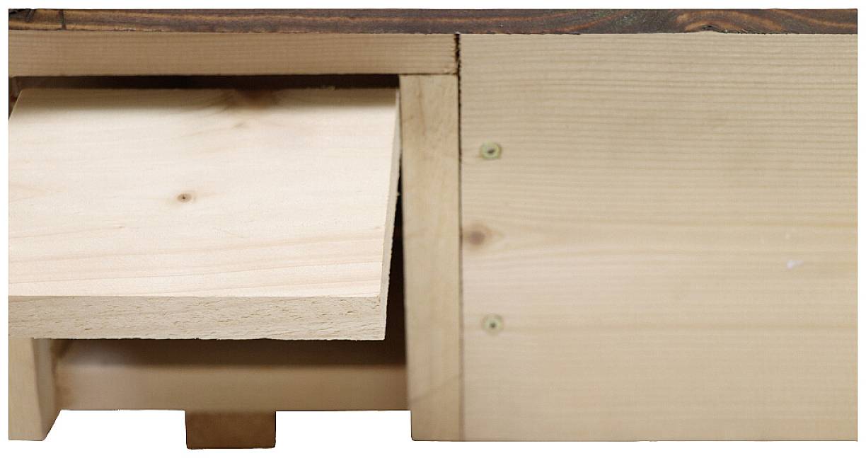 Holzschublade, teilweise geöffnet, zeigt glatte Holzoberfläche und einfache Konstruktion. Schrauben sind sichtbar an der Seite.