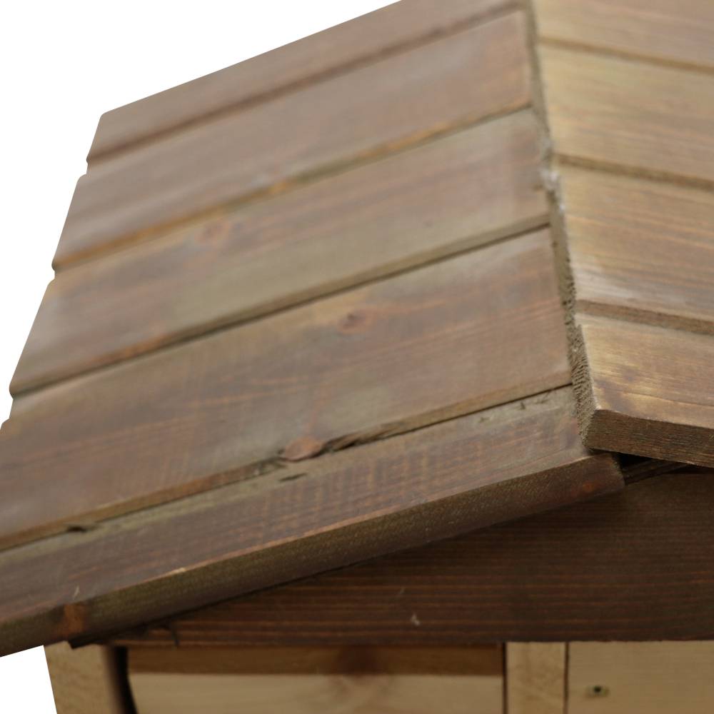 Dach mit braunen Holzschindeln.