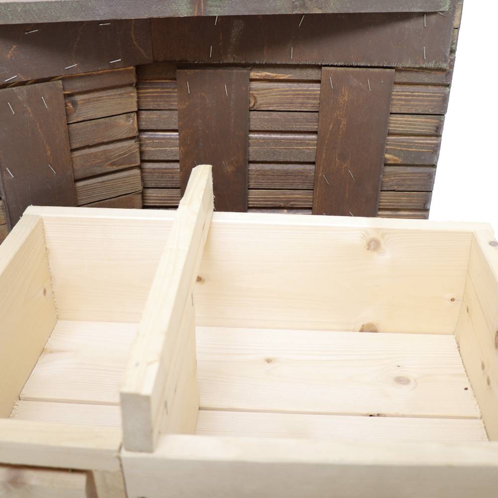 Holzregal im Bau, zeigt eine teilweise zusammengefügte Struktur mit nicht verschlossenen Brettern und einem Einsatz. Zeichen handwerklicher Arbeit.