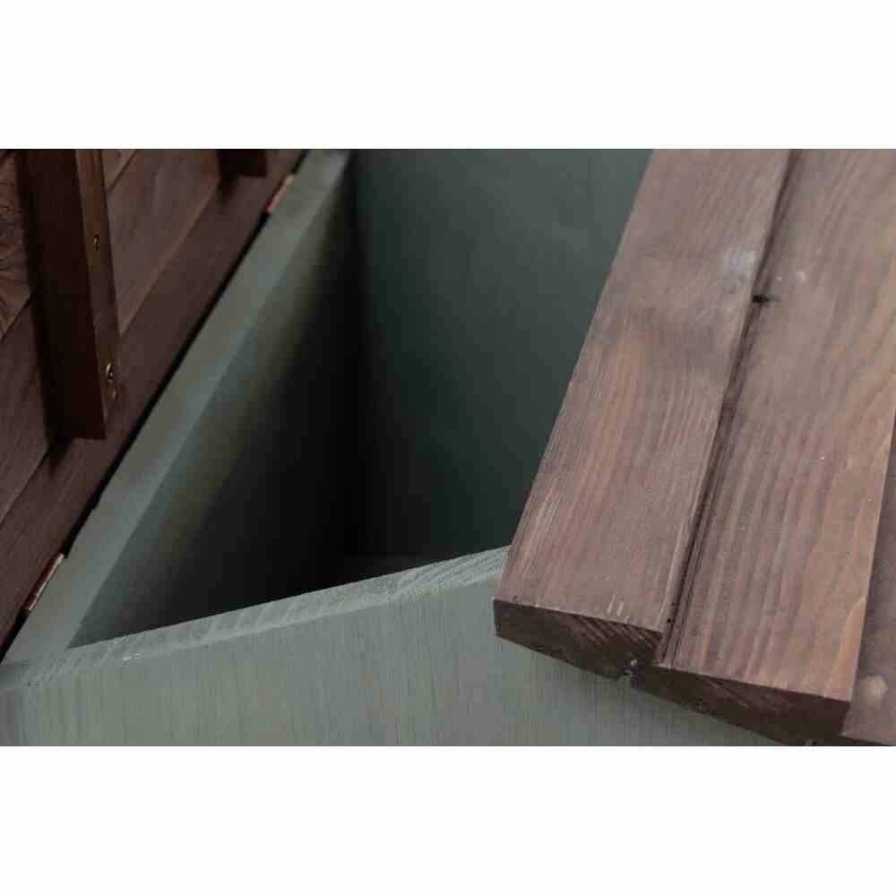 Eine offene Holzkiste mit aufklappbarem Deckel. Dunkles Holz außen, helleres Holz innen. Kiste steht leicht schräg.