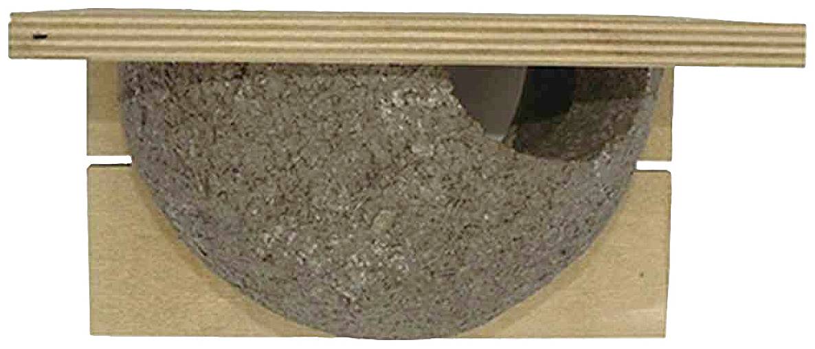 Vogelhäuschen aus Holz mit halbrunder Betonkonstruktion darunter. Geeignet für Vögel als Nistplatz.