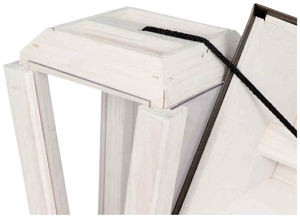 Offene weiße Holzkiste mit abgenommenem Deckel und einem schwarzen Seilgriff an der Seite.