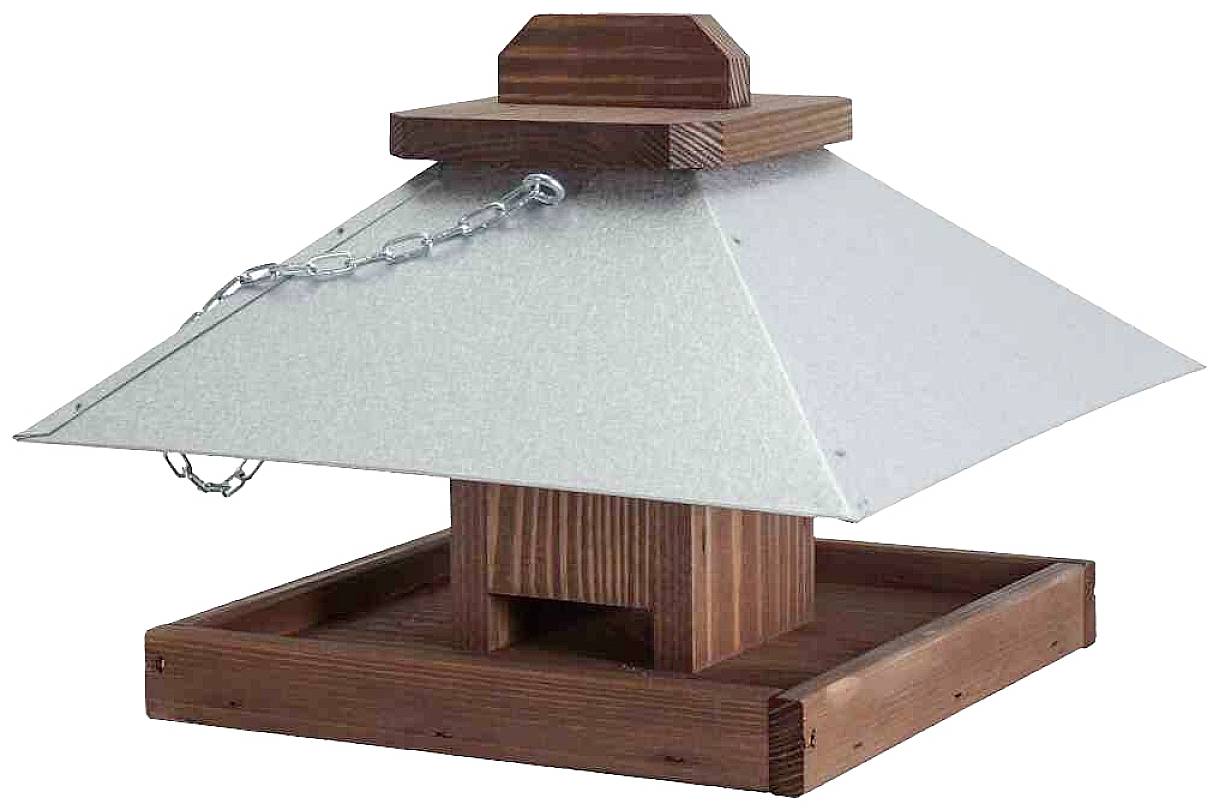 Holz-Vogelfutterhaus mit silbernem Metalldach, das an einer Kette hängt. Geeignet zur Fütterung von Vögeln im Garten oder Balkon.