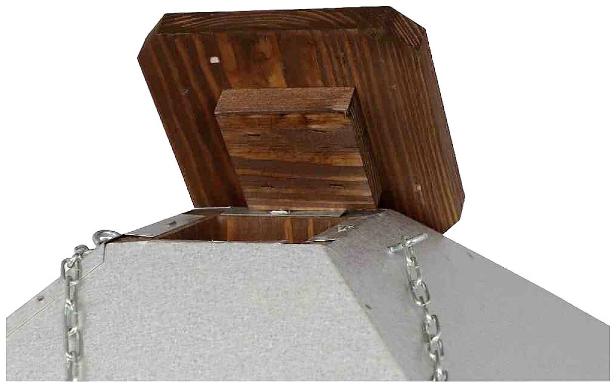 Ein hölzerner Deckel ist leicht geöffnet und an einer Metallbox befestigt. Ketten sind an den Seiten der Box angebracht.