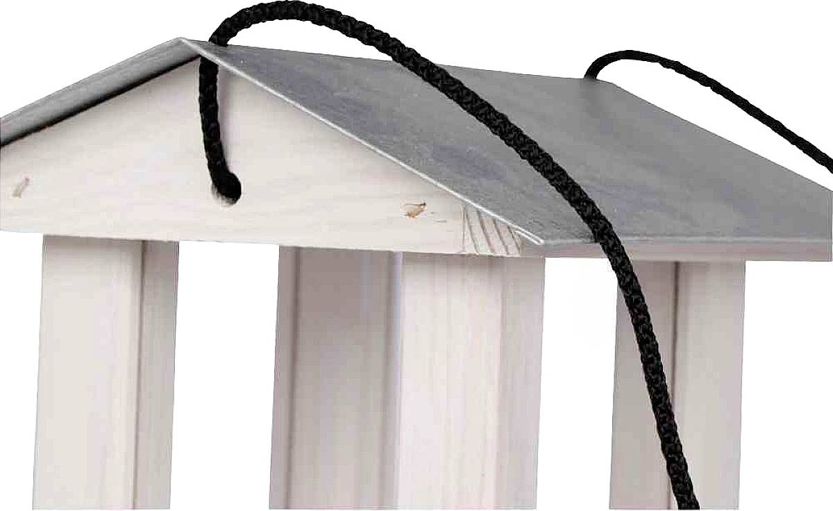 Ein hölzernes Vogelhaus mit einem geneigten Metalldach und einer schwarzen Schnur oben, geeignet zum Aufhängen im Freien.
