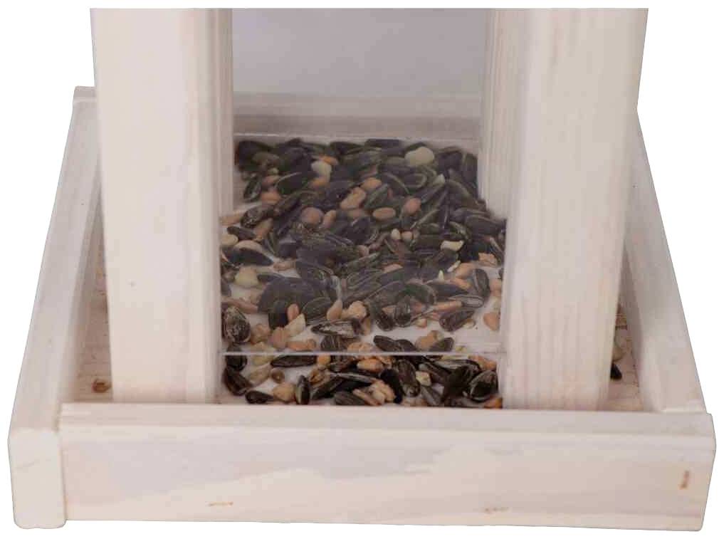 Holz-Birdfeeder mit Sonnenblumen- und anderen Samen im Inneren, bereit für Vögel zum Fressen.